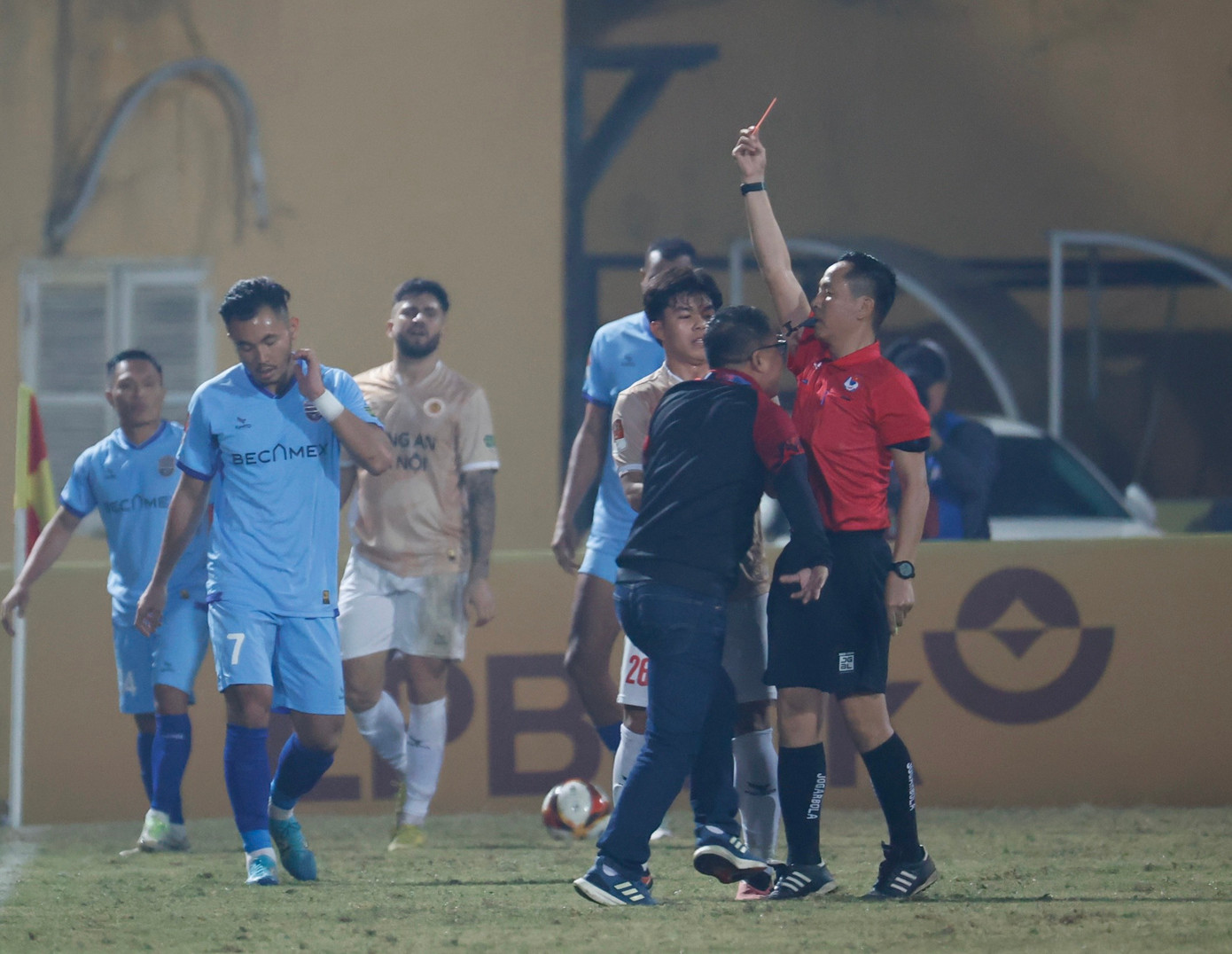 Ông Trần Tiến Đại để lại hình ảnh xấu xí trong ngày tái xuất V-League. Ảnh: Như Ý Ông Trần Tiến Đại để lại hình ảnh xấu xí trong ngày tái xuất V-League. Ảnh: Như Ý