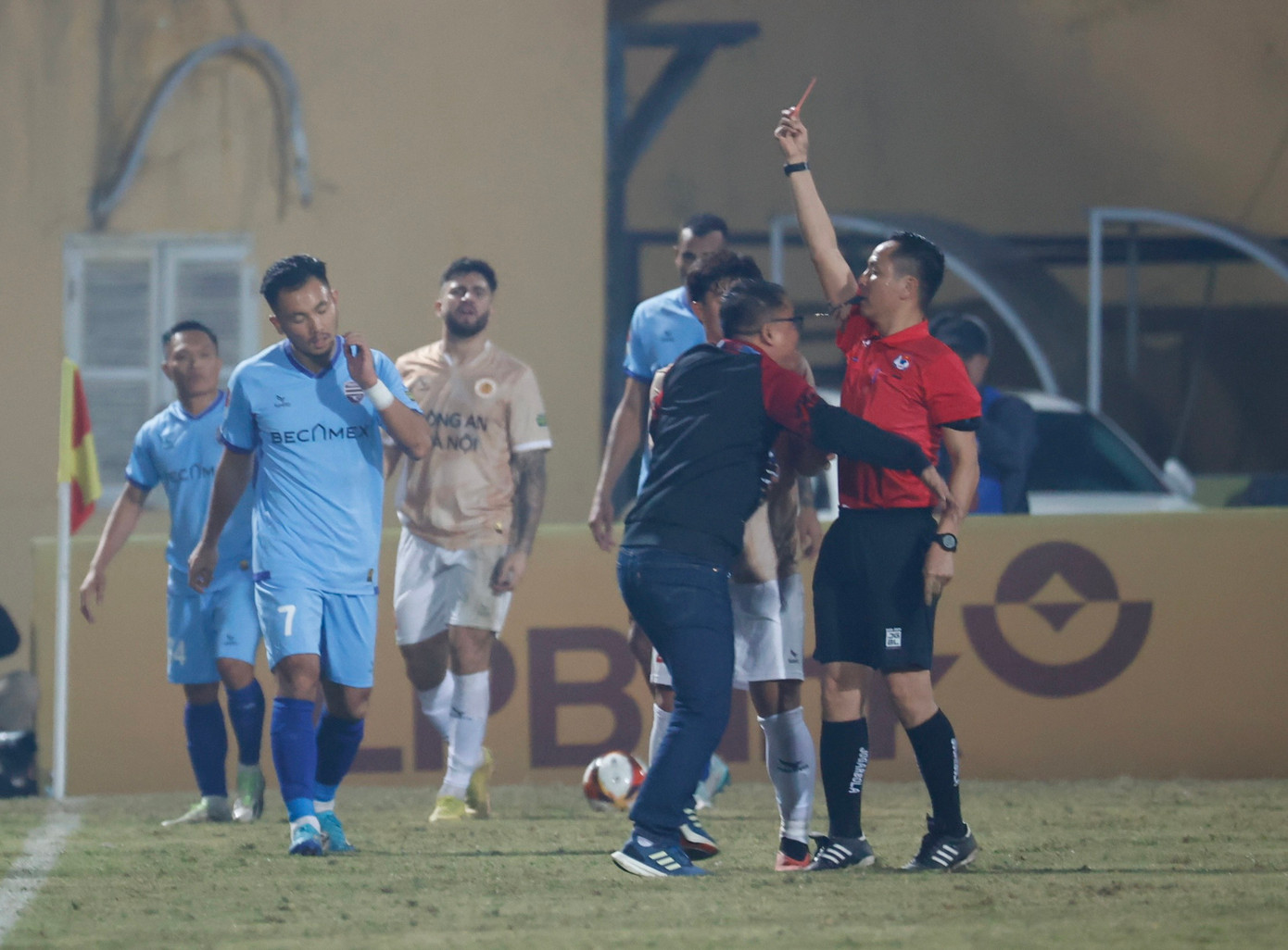 GĐKT CAHN Trần Tiến Đại lao vào sân phản đối quyết định của trọng tài Viết Duẩn. Ảnh Như Ý GĐKT CAHN Trần Tiến Đại lao vào sân phản đối quyết định của trọng tài Viết Duẩn. Ảnh Như Ý