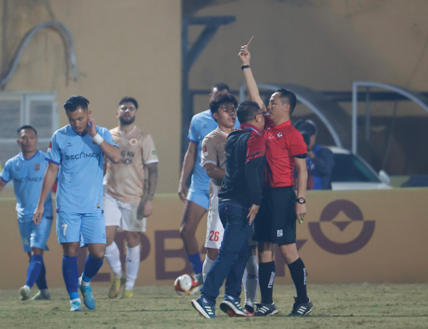 Không những lao vào sân, ông Trần Tiến Đại còn áp sát gây hấn với trọng tài chính. Ảnh: Như Ý Không những lao vào sân, ông Trần Tiến Đại còn áp sát gây hấn với trọng tài chính. Ảnh: Như Ý