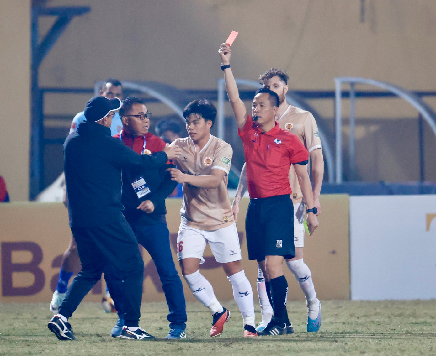 Liệu LĐBĐVN (VFF) có xử nghiêm vi phạm để giữ gìn hình ảnh giải đấu? Ảnh: Như Ý Liệu LĐBĐVN (VFF) có xử nghiêm vi phạm để giữ gìn hình ảnh giải đấu? Ảnh: Như Ý