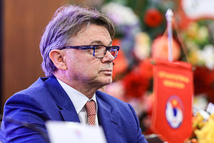 HLV Philippe Troussier tại buổi họp báo HLV Philippe Troussier tại buổi họp báo
