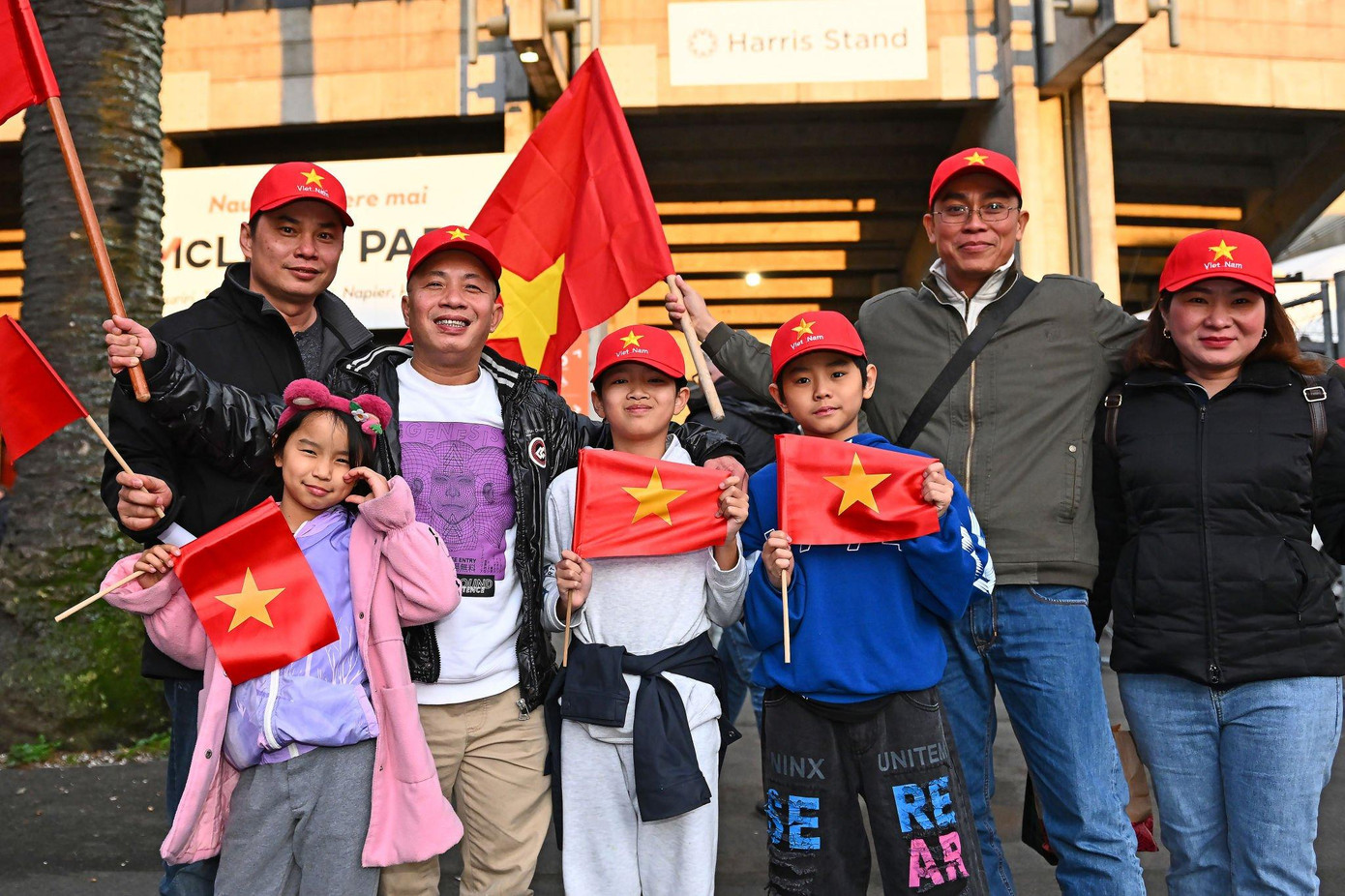 Một nhóm cổ động viên Việt Nam đã đến sân McLean Park. Ảnh: Getty Một nhóm cổ động viên Việt Nam đã đến sân McLean Park. Ảnh: Getty