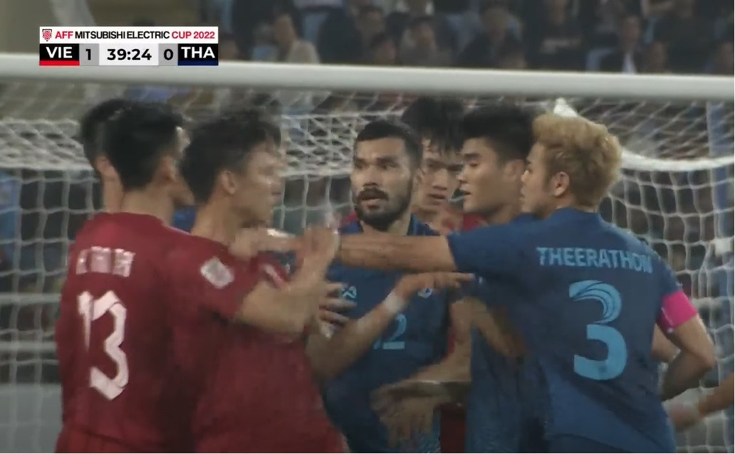 Theerathon định bóp cổ Ngọc Hải. Ảnh chụp màn hình