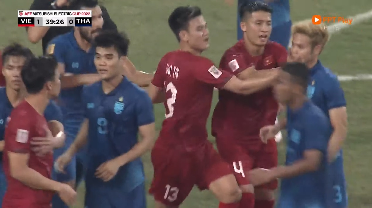 Các cầu thủ Việt Nam suýt đánh Theerathon