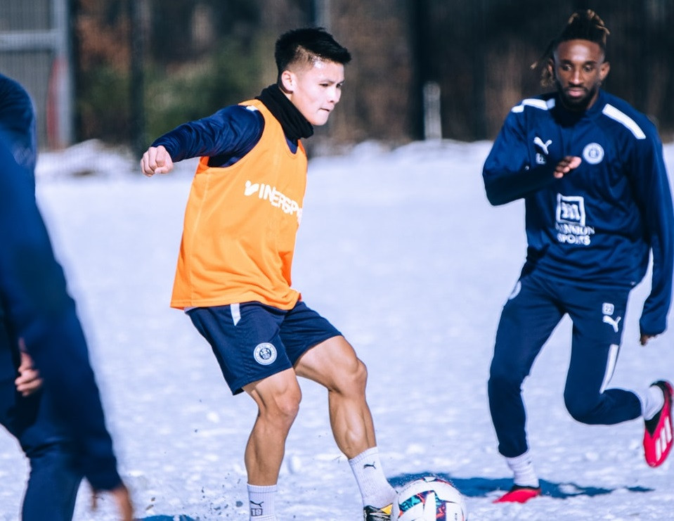 Quang Hải tập luyện trên tuyết trắng. Ảnh: Pau FC Quang Hải tập luyện trên tuyết trắng. Ảnh: Pau FC