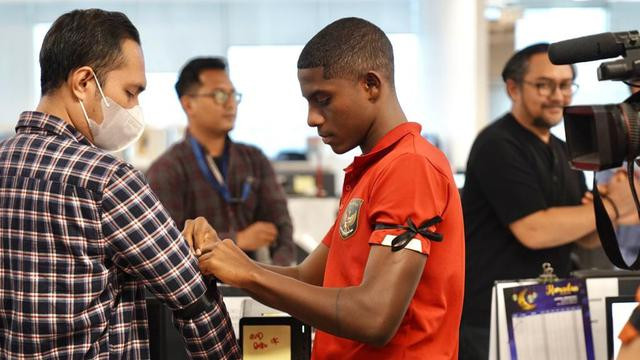 Các cầu thủ U20 Indonesia đeo ruy băng đen sau khi mất U20 World Cup 2023