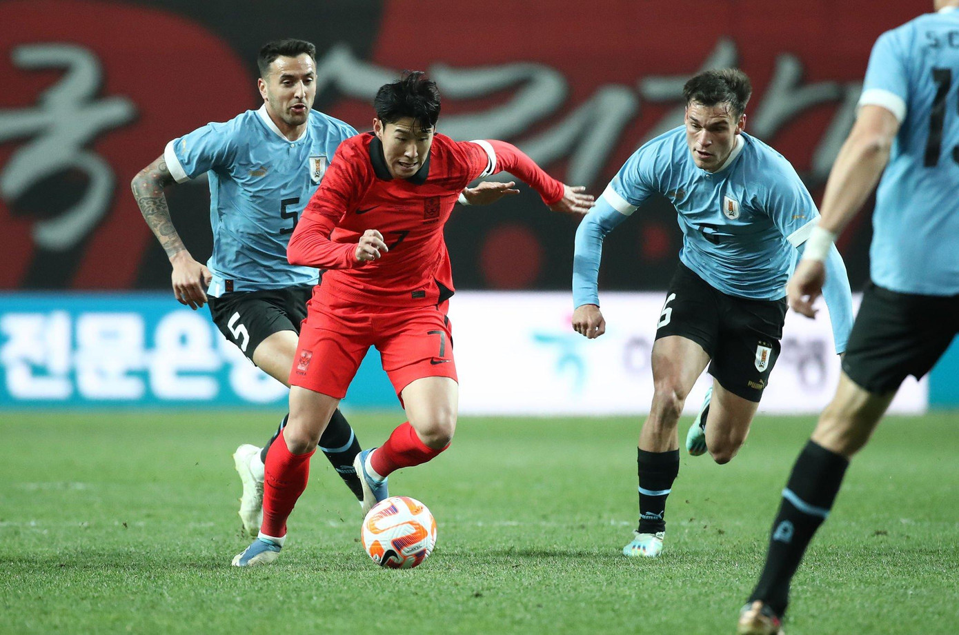 Son Heung-min bị các cầu thủ Uruguay theo sát
