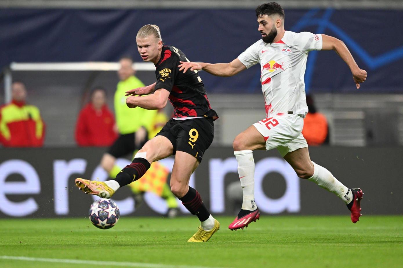 Tình huống dứt điểm duy nhất của Haaland trong trận đấu, và bóng đi ra ngoài.