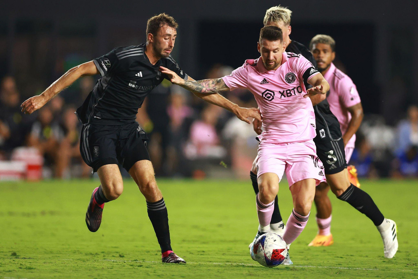 Messi bị các đối thủ theo kèm suốt trận đấu