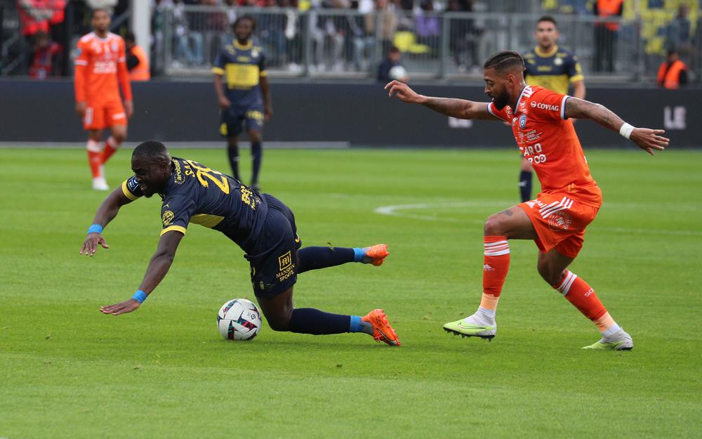 Pau FC thảm bại ngay tại sân nhà Pau FC thảm bại ngay tại sân nhà