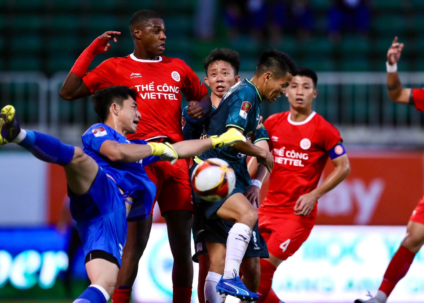 Văn Phong đang bắt rất chắc chắn. Ảnh: Duy Anh Văn Phong đang bắt rất chắc chắn. Ảnh: Duy Anh