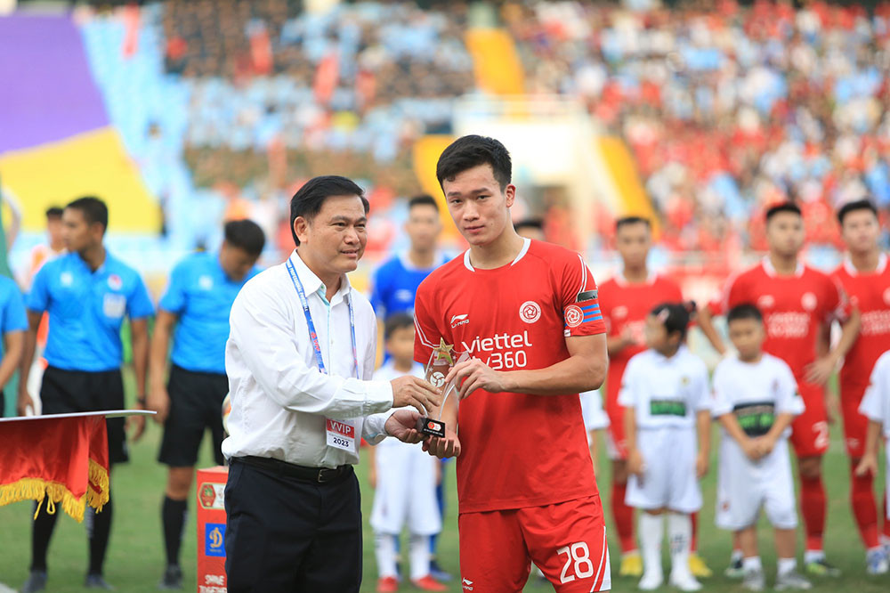 Hoàng Đức vừa nhận giải Cầu thủ xuất sắc nhất V.League tháng 8/2023 Hoàng Đức vừa nhận giải Cầu thủ xuất sắc nhất V.League tháng 8/2023