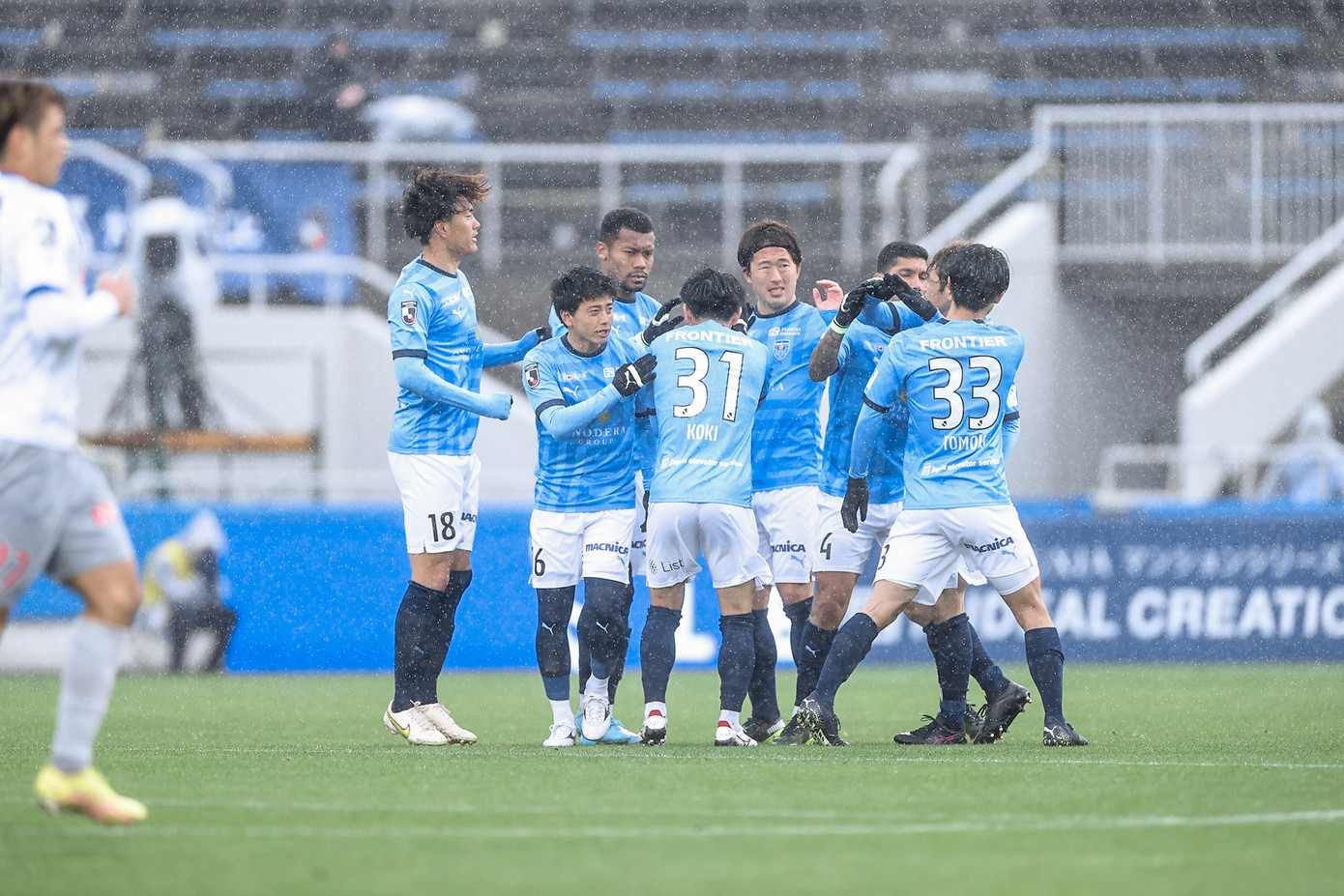 Các cầu thủ Yokohama ăn mừng bàn mở tỷ số