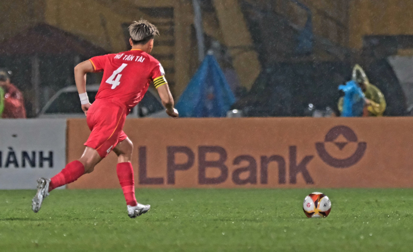 Tấn Tài là cầu thủ có cơ hội tốt nhất từ đầu trận đến thời điểm này. Ảnh: Mạnh Thắng