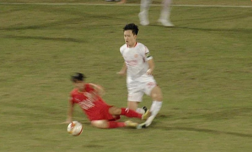 Cận cảnh pha vào bóng khiến Hoàng Đức chấn thương Cận cảnh pha vào bóng khiến Hoàng Đức chấn thương