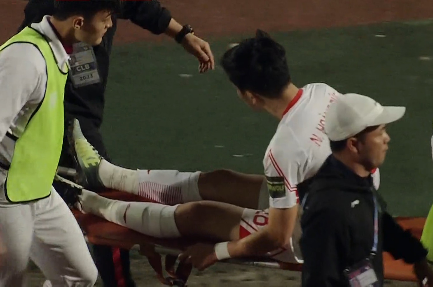 Hoàng Đức rời sân bằng cáng Hoàng Đức rời sân bằng cáng