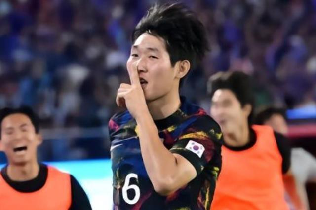 Hong Hyun-seok ăn mừng khiêu khích cổ động viên Trung Quốc Hong Hyun-seok ăn mừng khiêu khích cổ động viên Trung Quốc