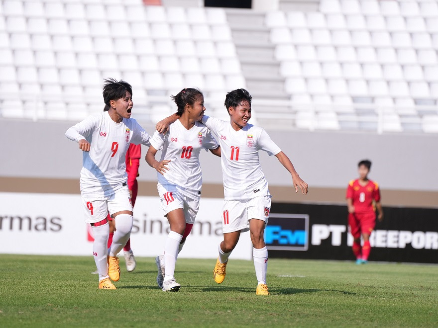 U19 nữ Myanmar gây bất ngờ từ rất sớm. Ảnh: VFF U19 nữ Myanmar gây bất ngờ từ rất sớm. Ảnh: VFF