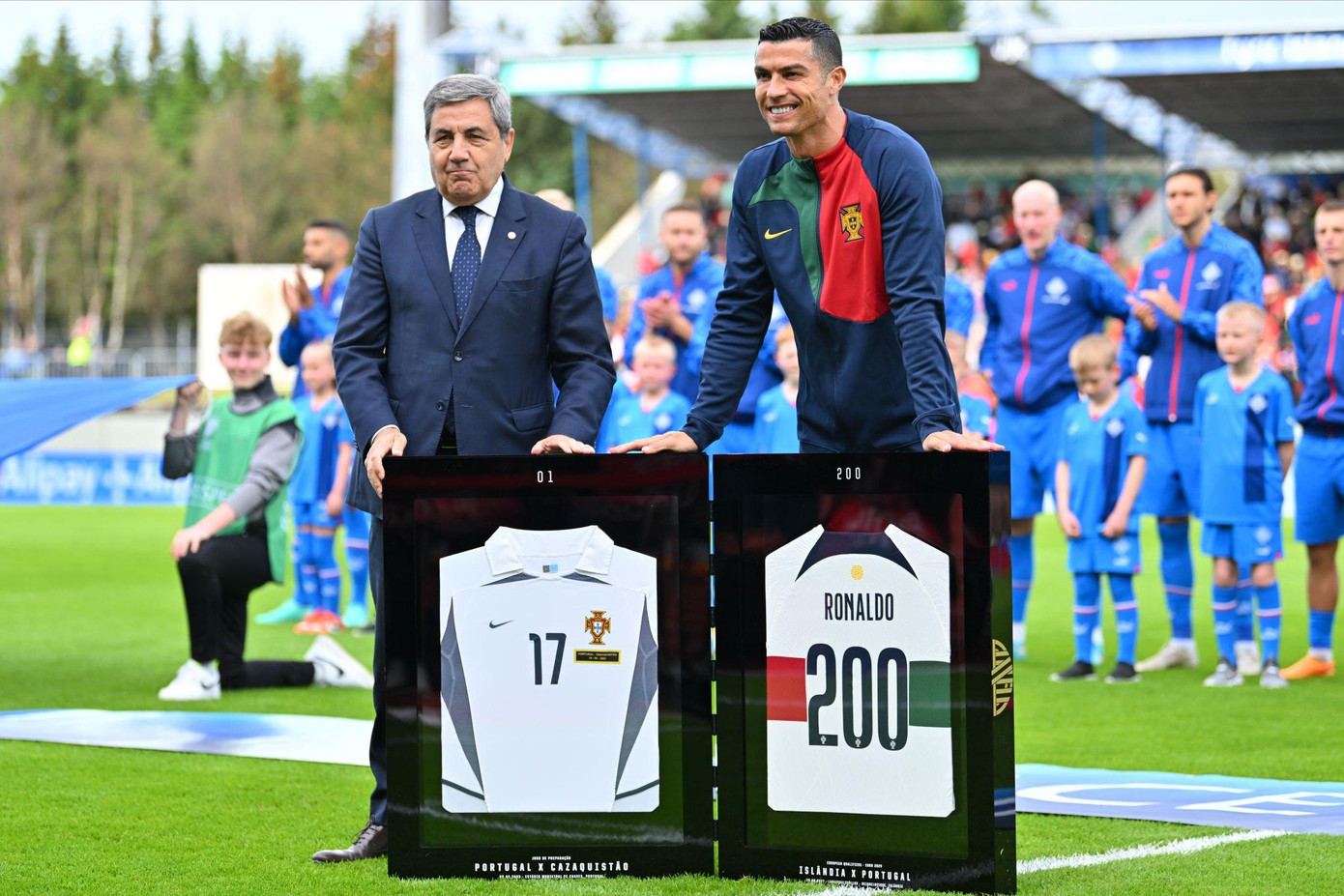 Ronaldo nhận áo kỷ niệm trước trận đấu với Iceland.
