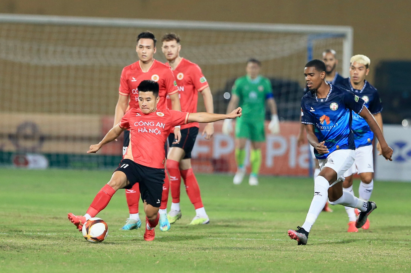 Thành Long tỏa sáng ở giữa sân. Ảnh: Bích Ngọc