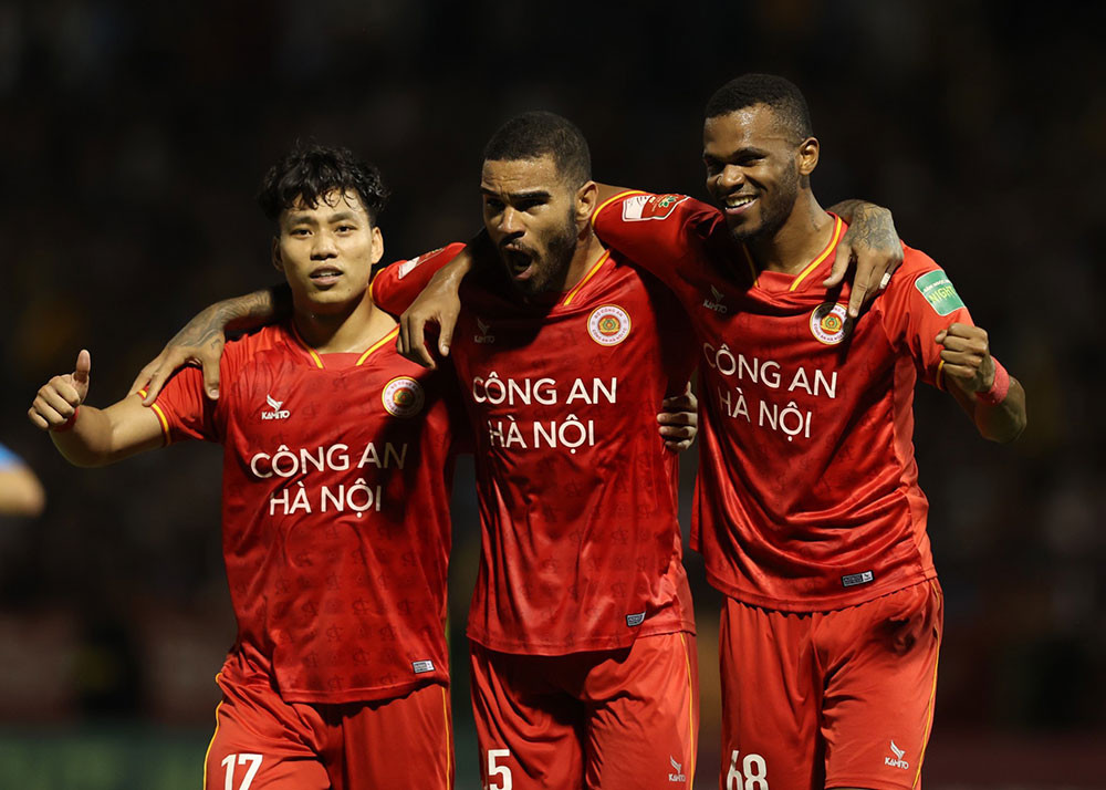 Cley (giữa) sẽ sang CLB cũ của Văn Thanh thi đấu