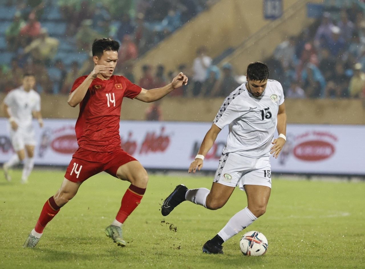 Hoàng Đức được HLV Troussier thử nghiệm ở vị trí tiền đạo cắm. Ảnh: Như Ý