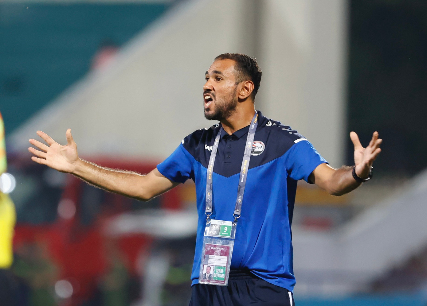 HLV U23 Yemen thúc giục học trò lao lên. Ảnh: Như Ý