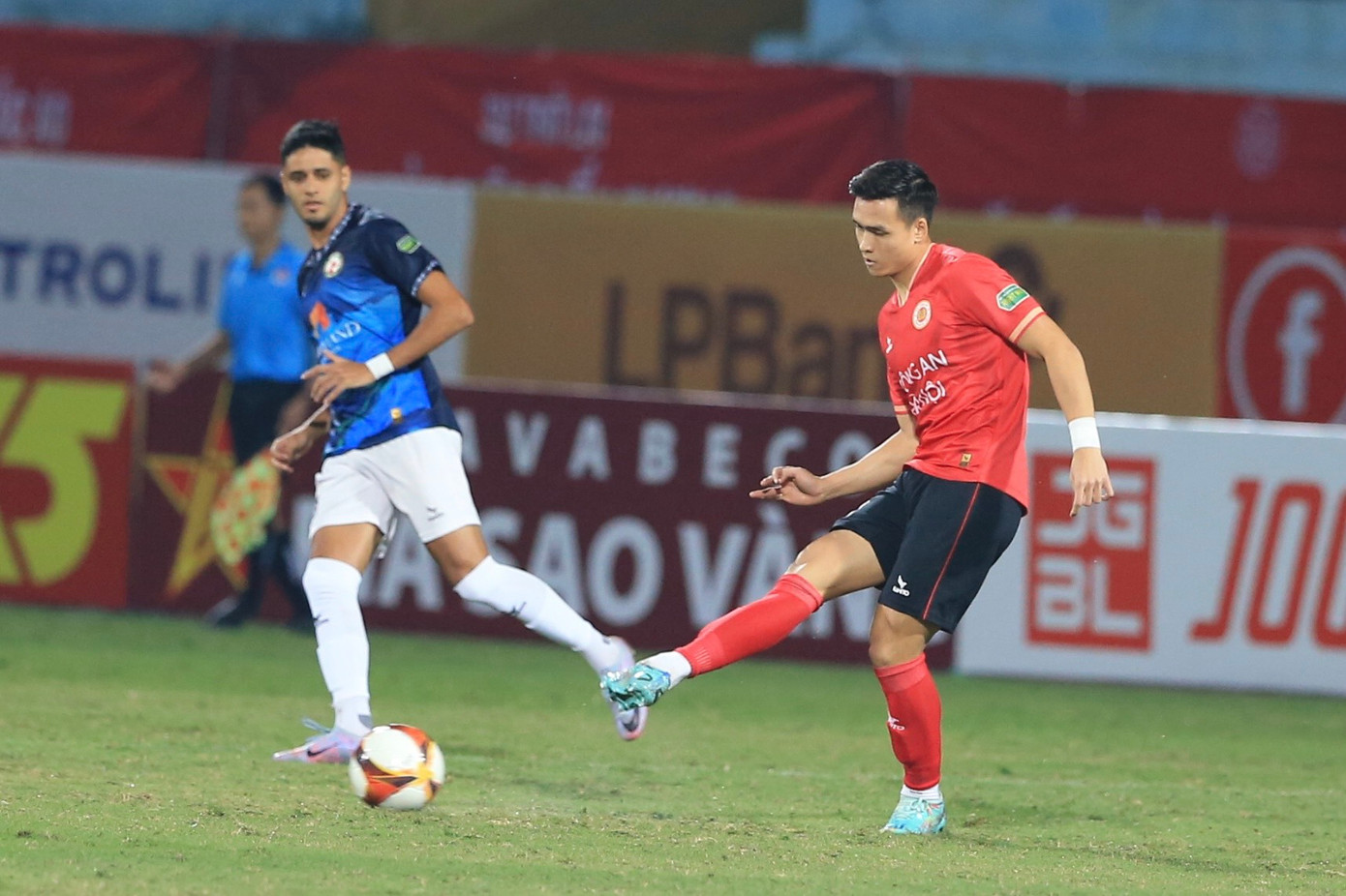 Việt Anh mắc lỗi dẫn đến bàn thua của CAHN. Ảnh: Bích Ngọc