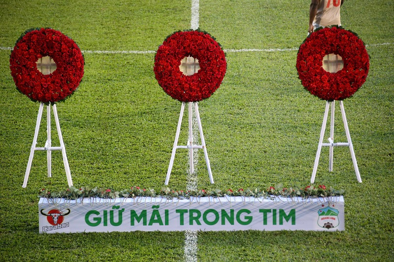 Ba vòng hoa tưởng nhớ 3 thành viên xấu số của HAGL. Ảnh: Dư Hải