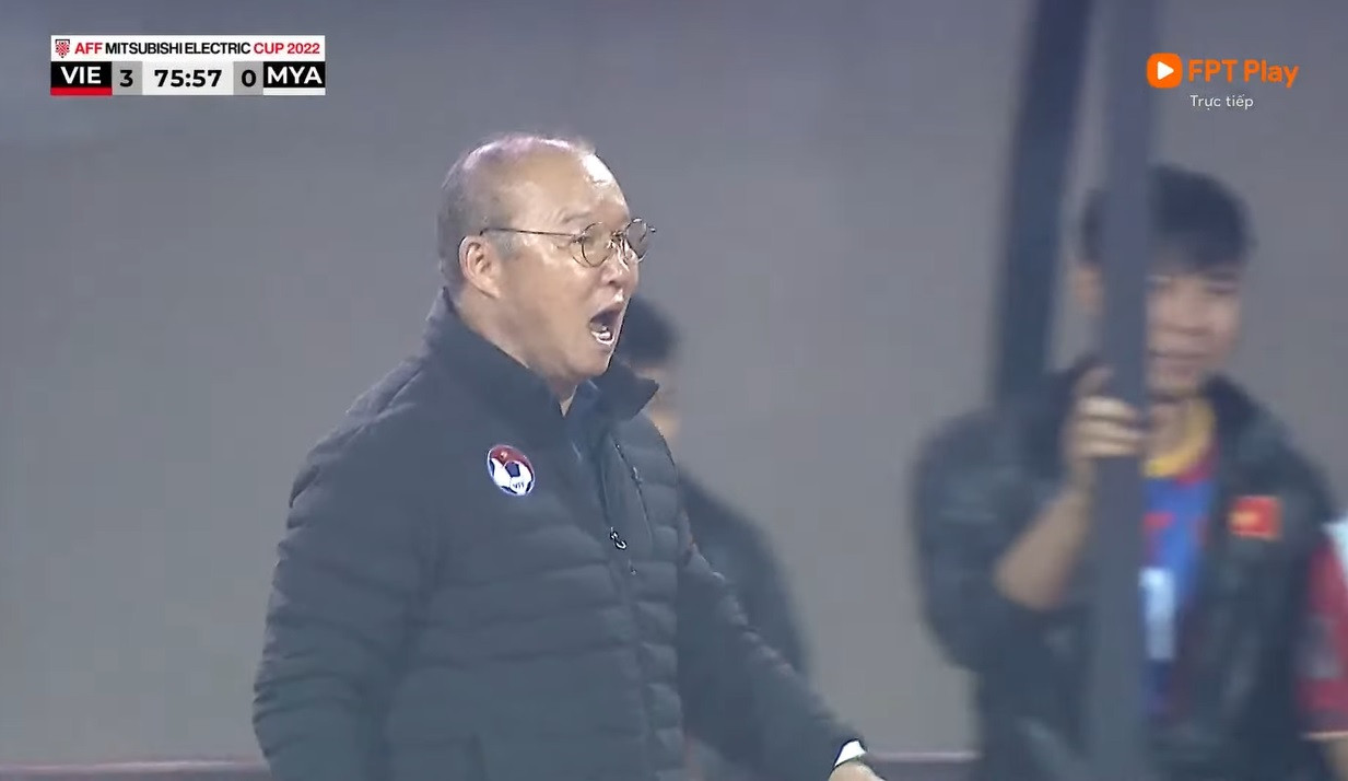 HLV Park Hang-seo bức xúc với tình huống phạm lỗi của Aung Naing Win