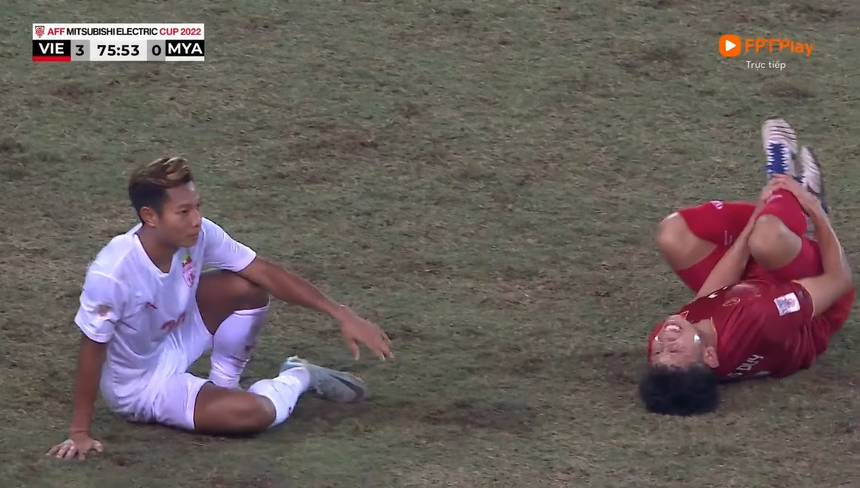 Hồng Duy hét lên đau đớn sau pha vào bóng của Aung Naing Win