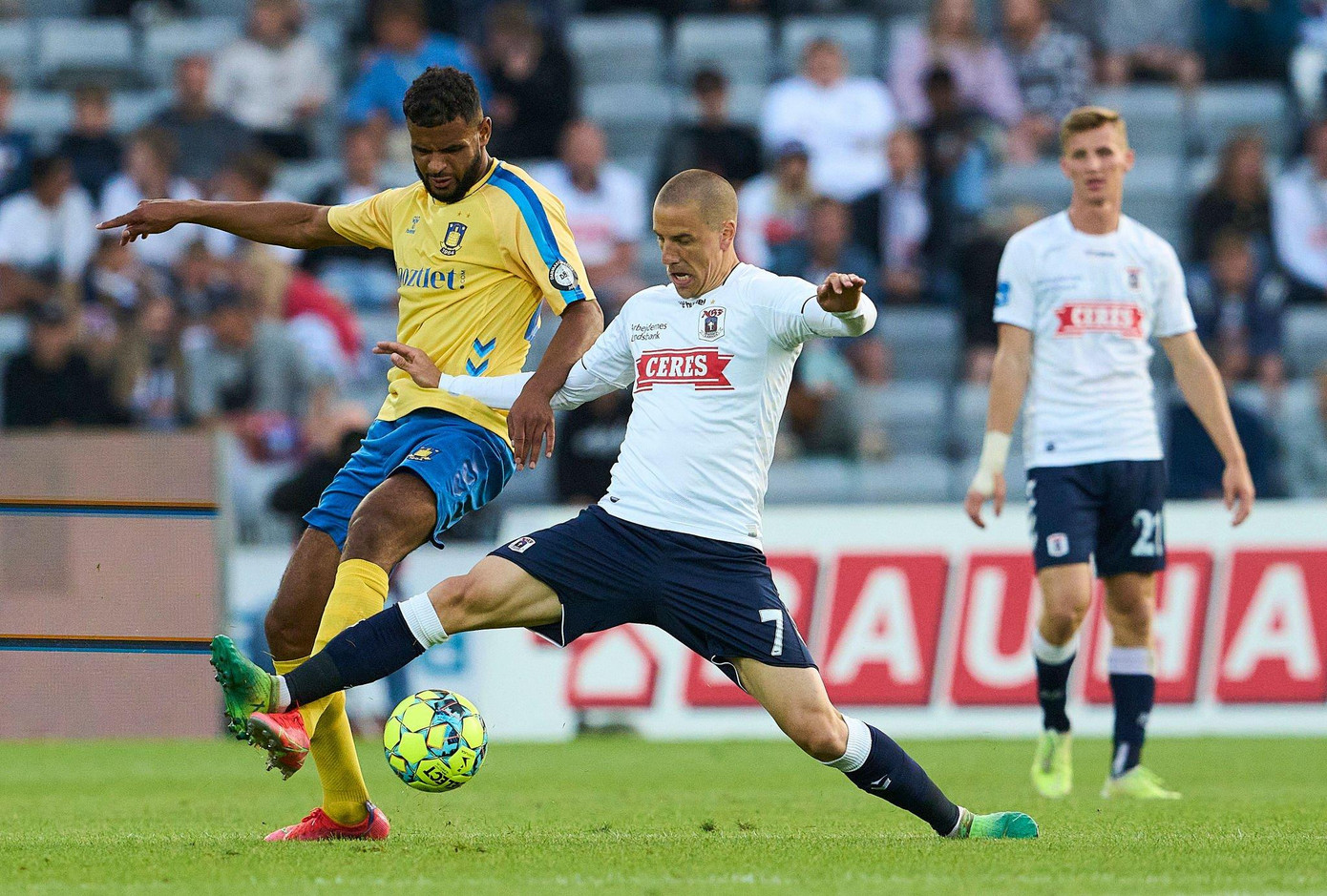 Milan Jevtovic (áo trắng) từng chơi bóng ở nhiều giải đấu lớn tại châu Âu Milan Jevtovic (áo trắng) từng chơi bóng ở nhiều giải đấu lớn tại châu Âu