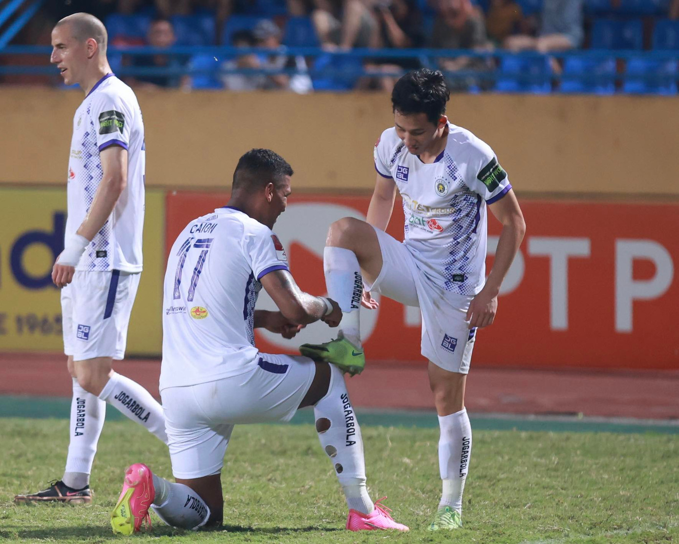 Caion tri ân Hai Long, người đã kiến tạo cả 2 bàn thắng của anh. Ảnh: Như Ý Caion tri ân Hai Long, người đã kiến tạo cả 2 bàn thắng của anh. Ảnh: Như Ý