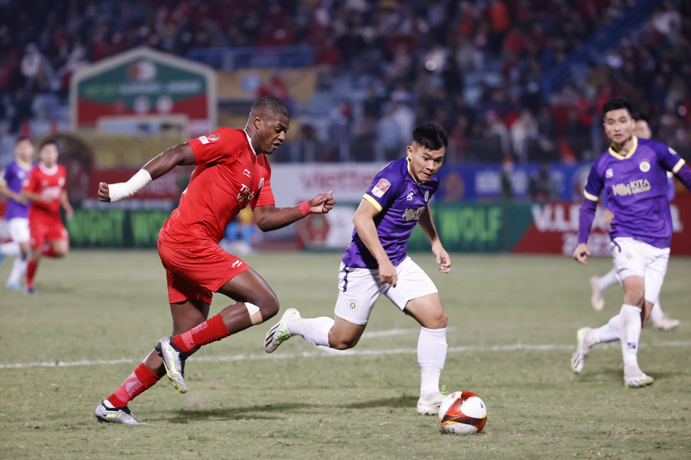 Bruno Cunha vô duyên trước Hà Nội FC. Ảnh: Như Ý Bruno Cunha vô duyên trước Hà Nội FC. Ảnh: Như Ý