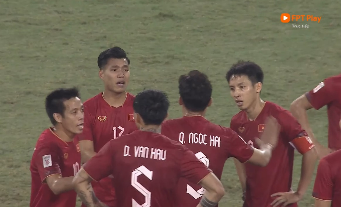 Hùng Dũng quá mệt để tranh cãi, và Ngọc Hải đứng ra giảng hòa Hùng Dũng quá mệt để tranh cãi, và Ngọc Hải đứng ra giảng hòa