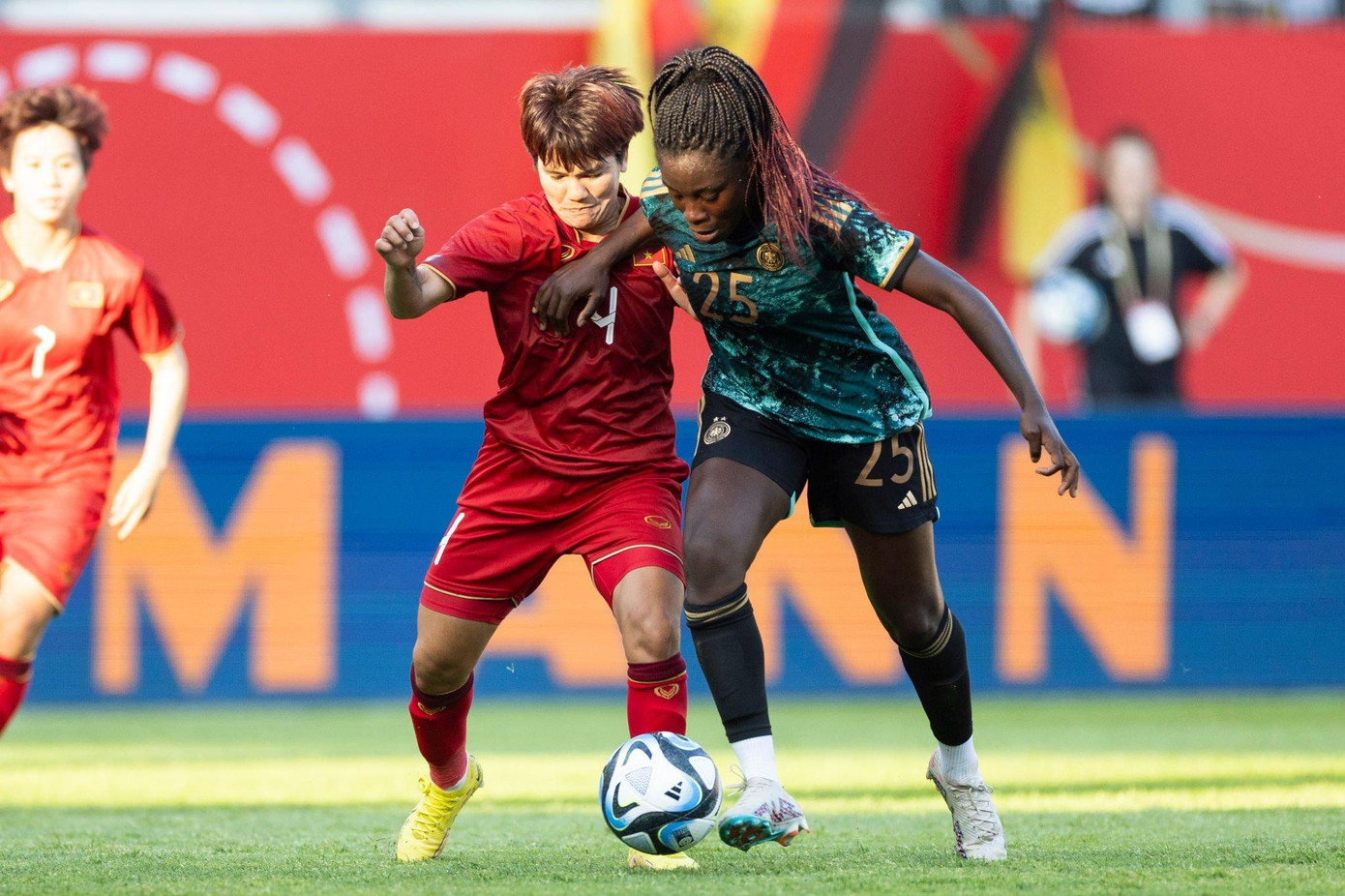 Các cầu thủ nữ Việt Nam phần nào chứng tỏ khả trước tuyển nữ Đức. Ảnh: Getty