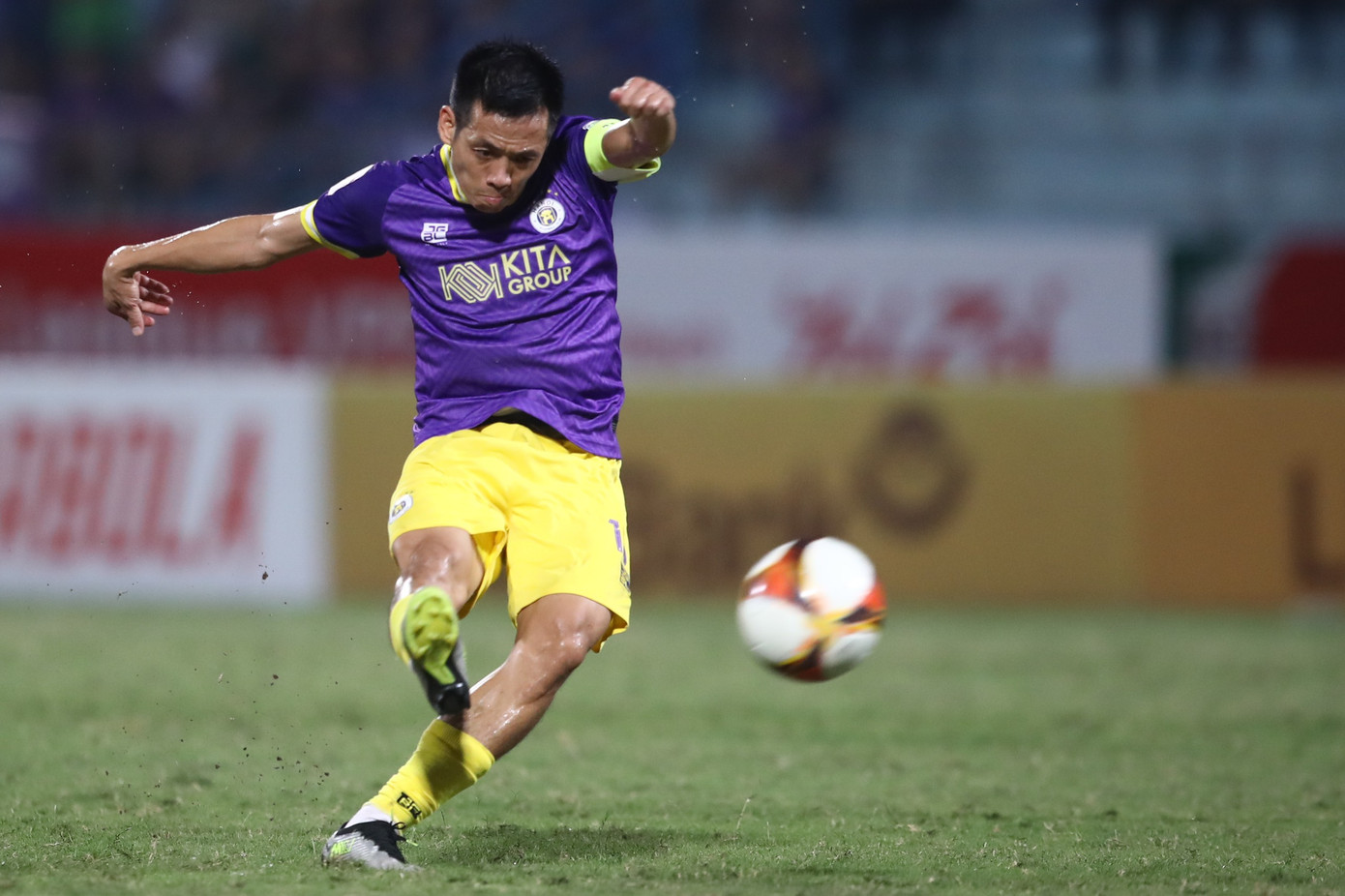 Văn Quyết thi đấu đầy cố gắng nhưng không thể ghi bàn Văn Quyết thi đấu đầy cố gắng nhưng không thể ghi bàn