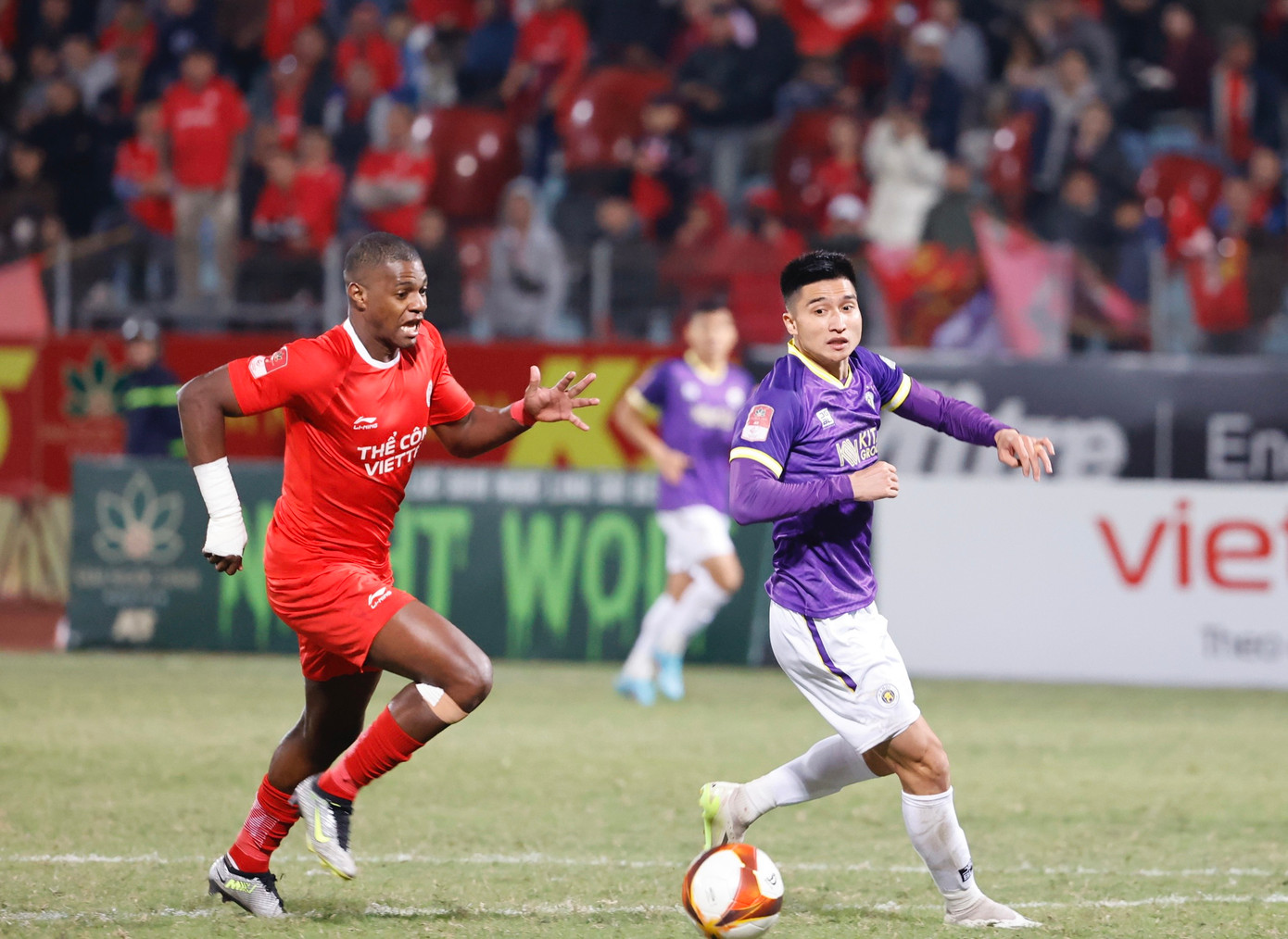 Văn Nam phá hụt bóng giúp Bruno Cunha có cơ hội ghi bàn Văn Nam phá hụt bóng giúp Bruno Cunha có cơ hội ghi bàn