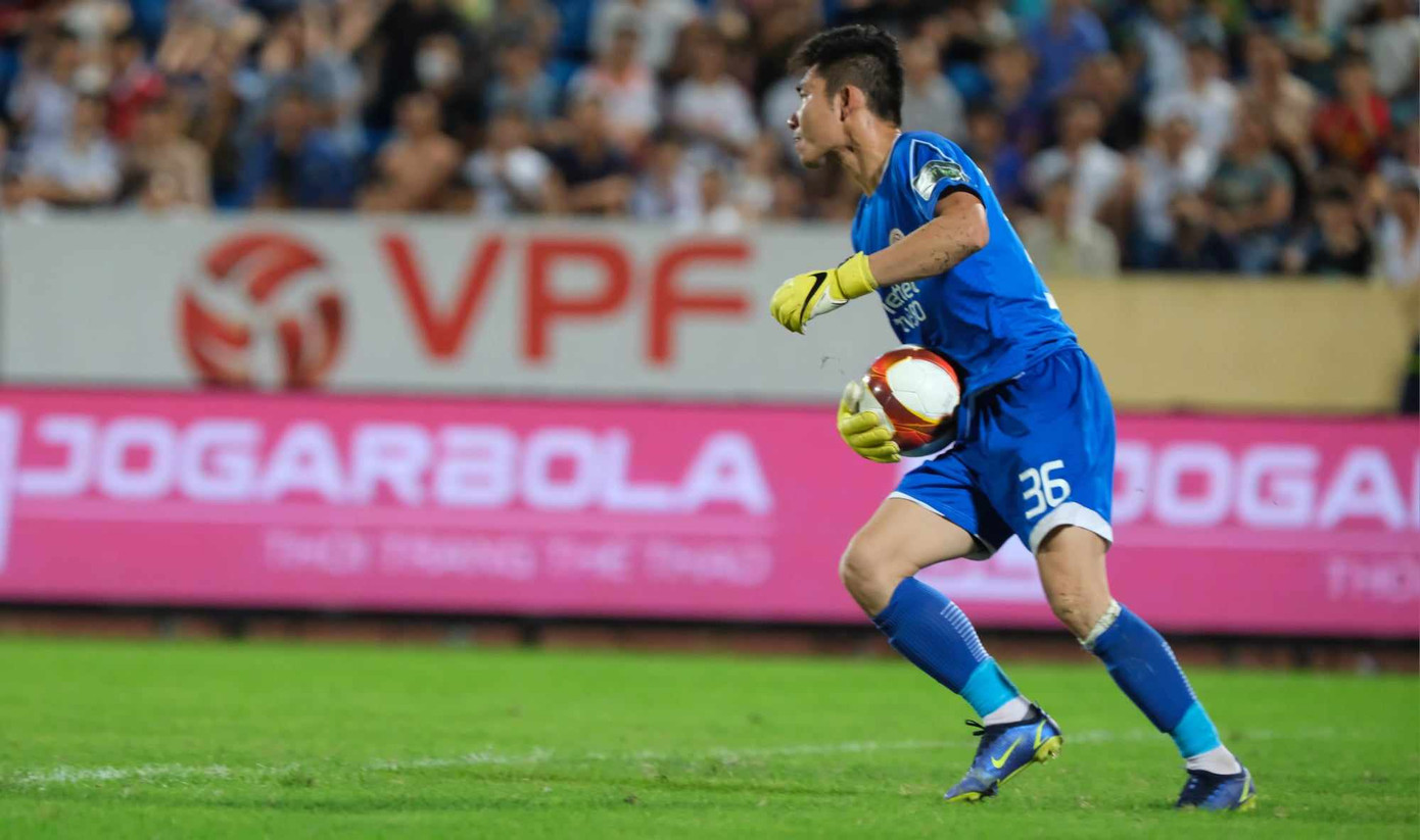 Nhưng thủ môn Viettel vẫn đứng vững. Ảnh: Mạnh Thắng