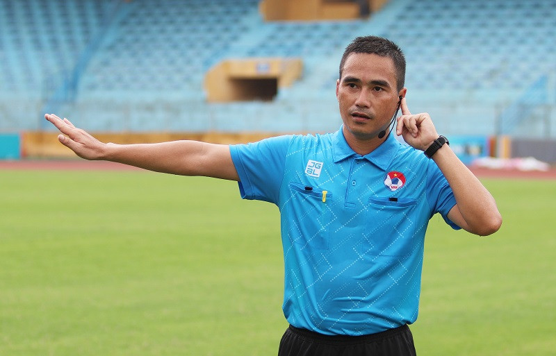 Trọng tài Mai Xuân Hùng giữ vai trò trọng tài VAR đầu tiên trong lịch sử V-League