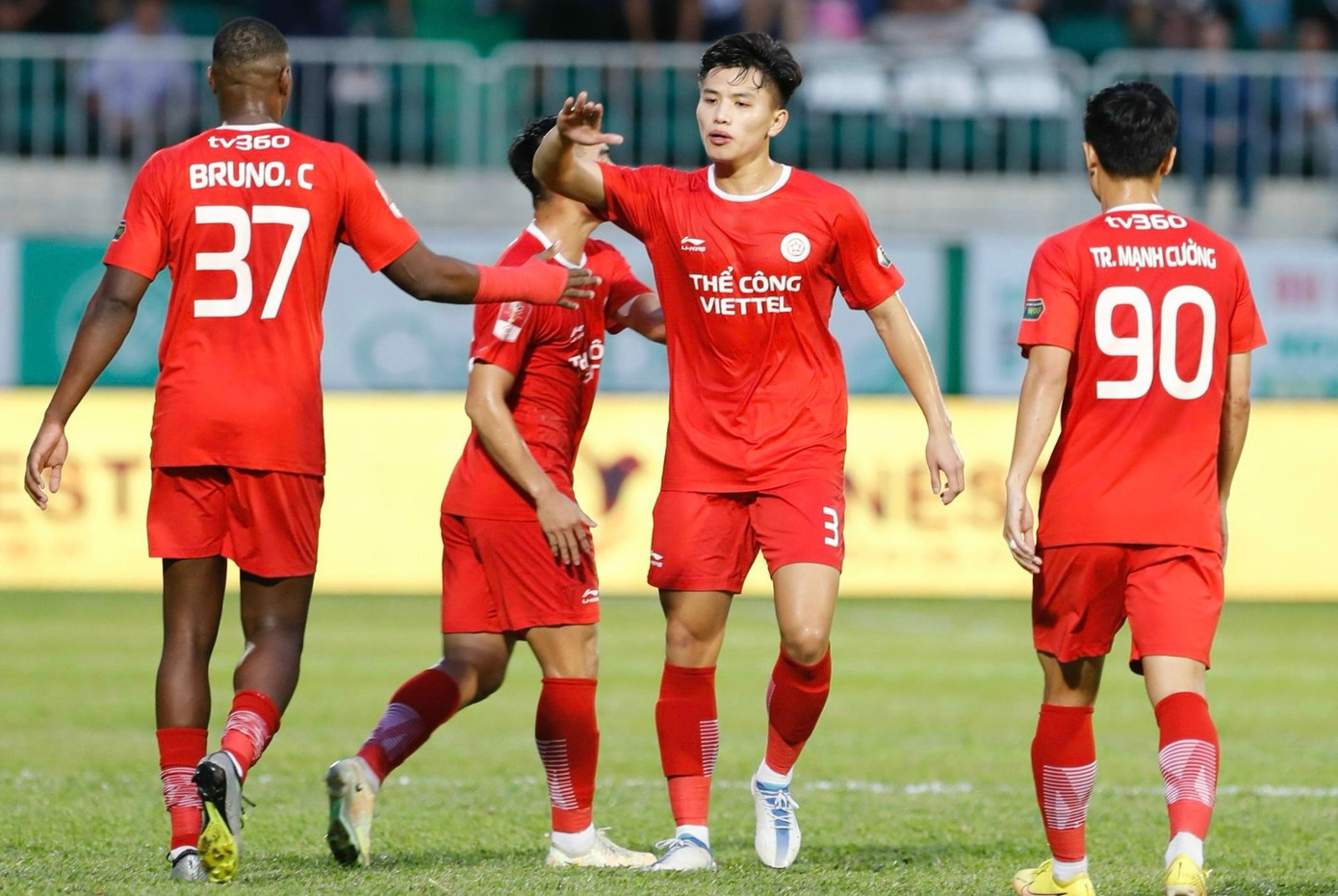 Bruno chia vui với các đồng đội. Ảnh: Duy Anh Bruno chia vui với các đồng đội. Ảnh: Duy Anh