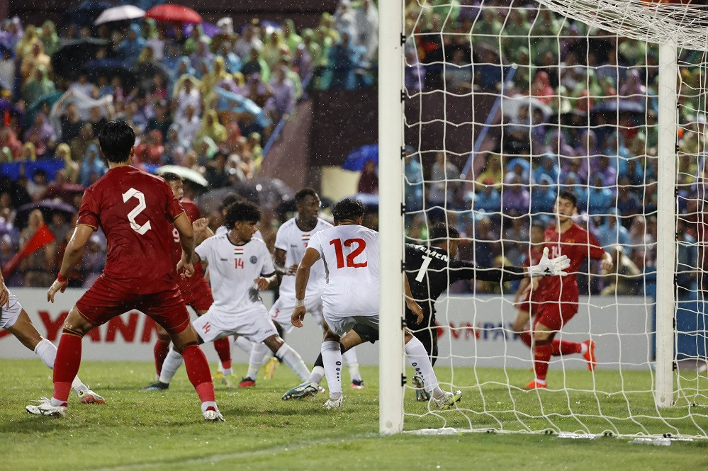 Pha bỏ lỡ đáng tiếc của Văn Tùng. Ảnh: Như Ý