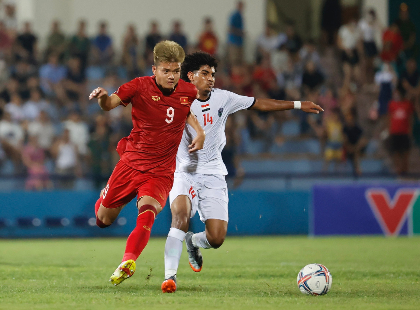 Văn Tùng chơi không tốt ở hiệp 1. Ảnh: Như Ý