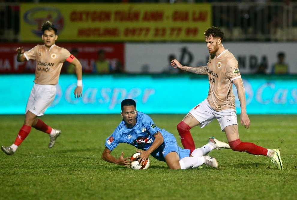 HAGL không thể giành điểm từ CAHN. Ảnh: Dư Hải.
