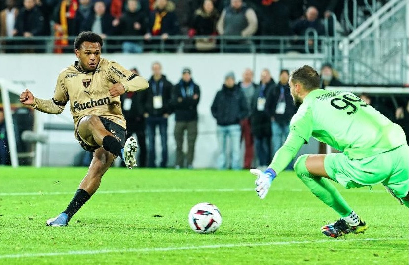 Lens đánh bại PSG 3-1 ở trận lượt đi