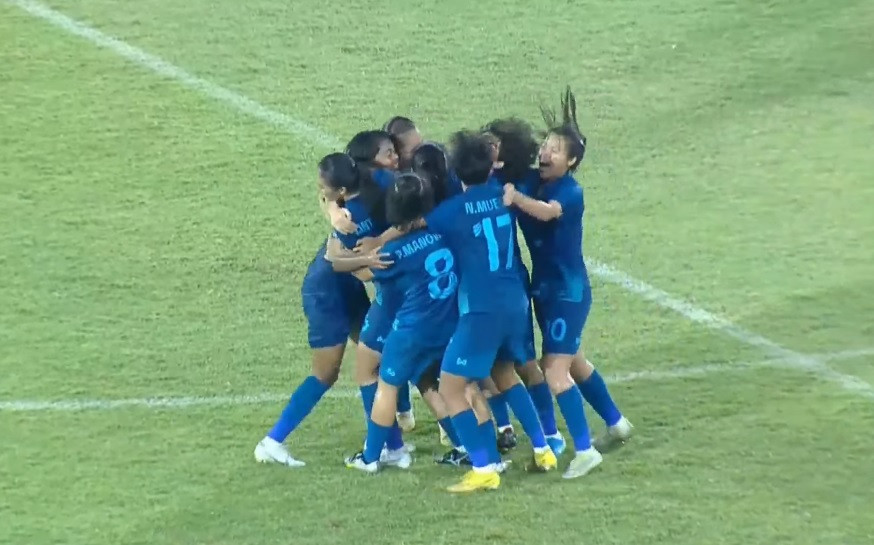 Các cầu thủ U19 nữ Thái Lan ăn mừng chiến thắng