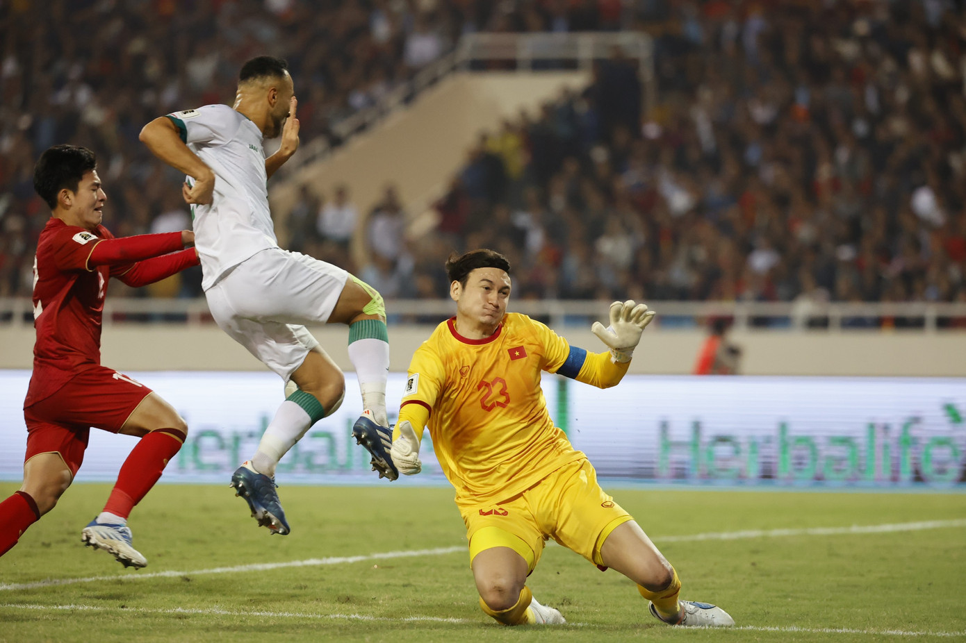 May mắn cho tuyển Việt Nam khi các hậu vệ kịp bọc lót cho Văn Lâm. Ảnh: Như Ý