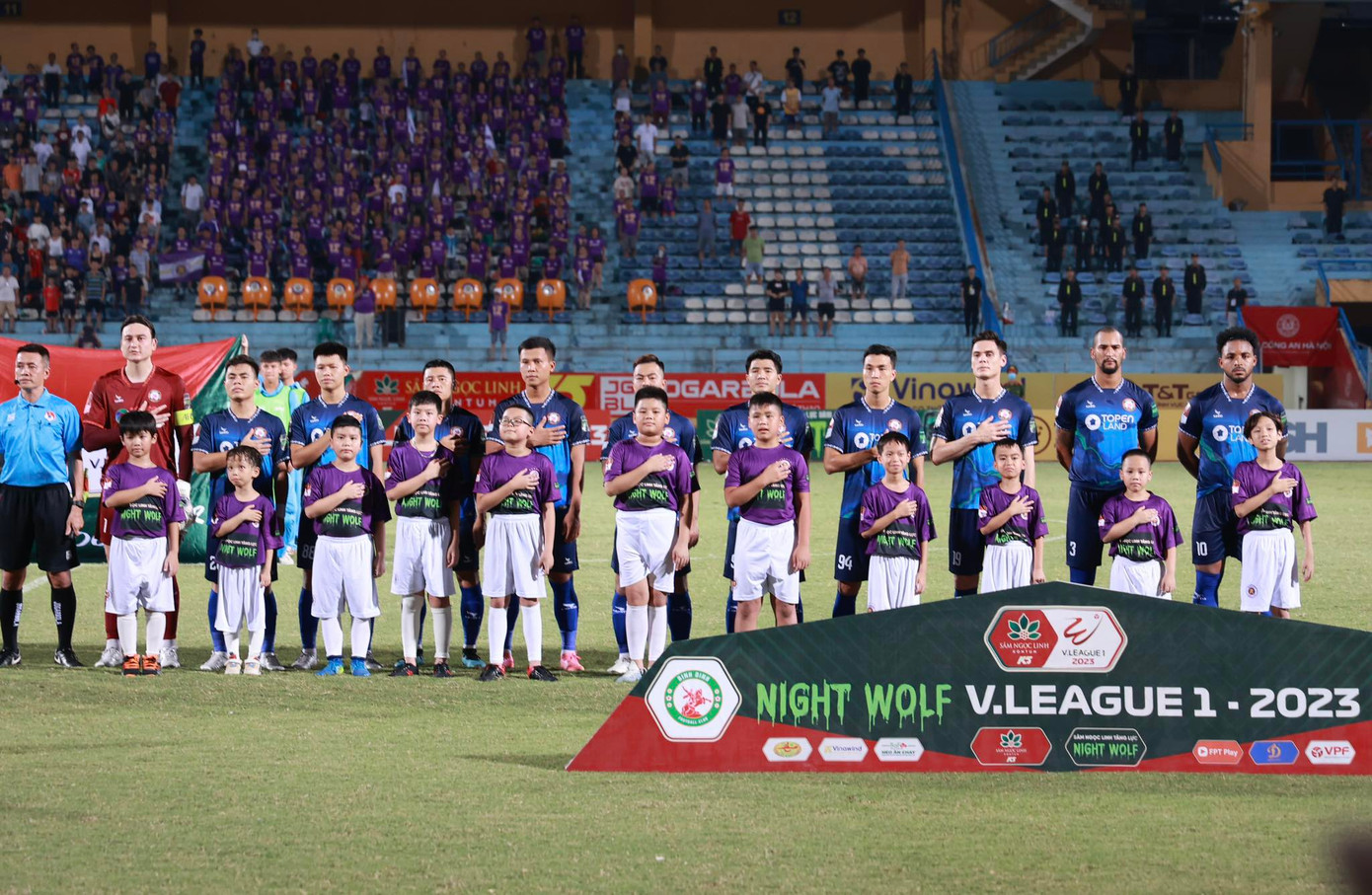 Đội khách mặc trang phục xanh lạ mắt. Ảnh: Như Ý Đội khách mặc trang phục xanh lạ mắt. Ảnh: Như Ý