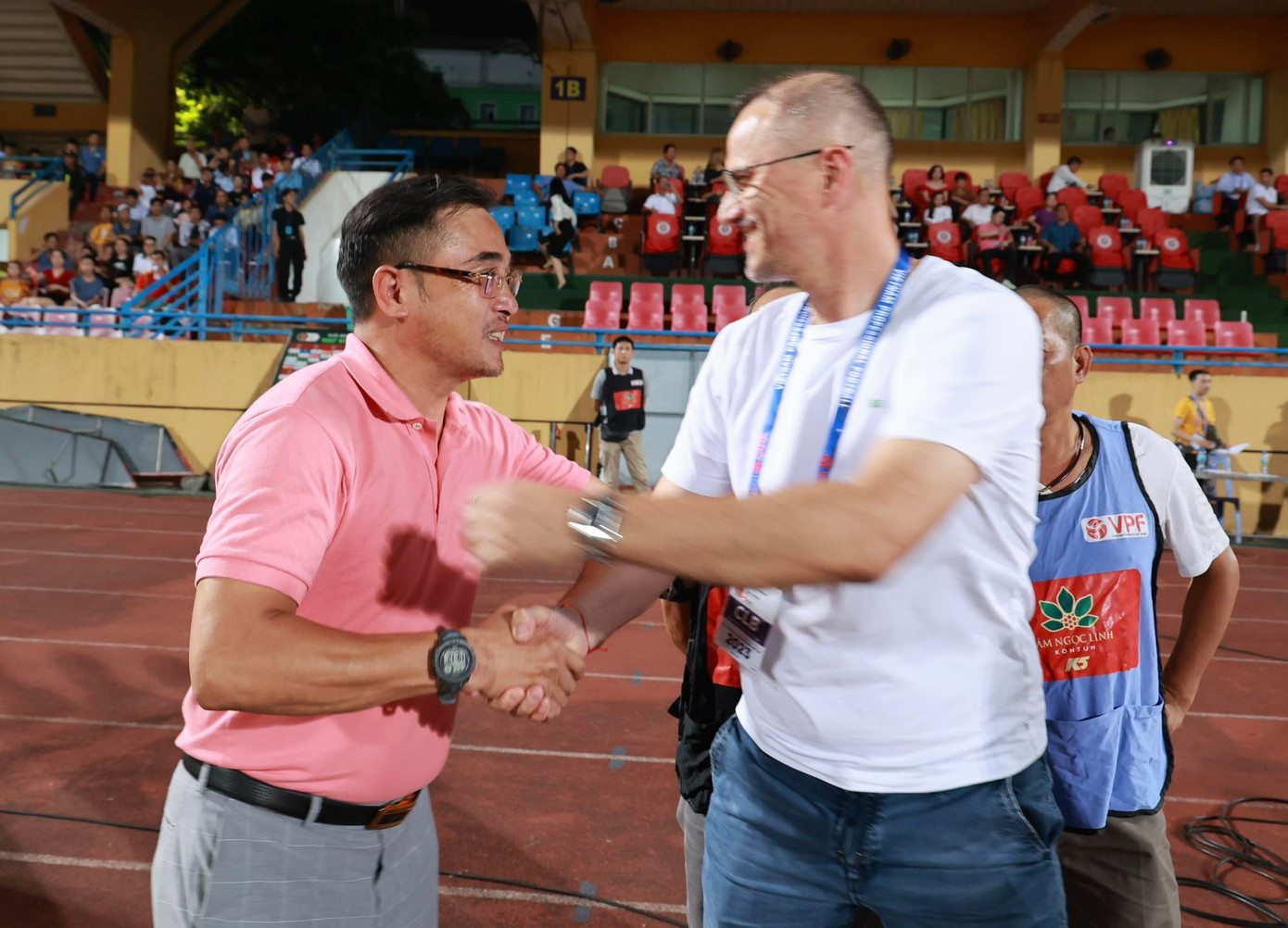 HLV hai đội bắt tay trước trận đấu. Ảnh: Như Ý HLV hai đội bắt tay trước trận đấu. Ảnh: Như Ý