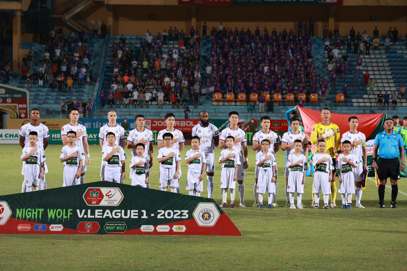 Đội chủ nhà mặc bộ đồ màu trắng. Ảnh: Như Ý Đội chủ nhà mặc bộ đồ màu trắng. Ảnh: Như Ý